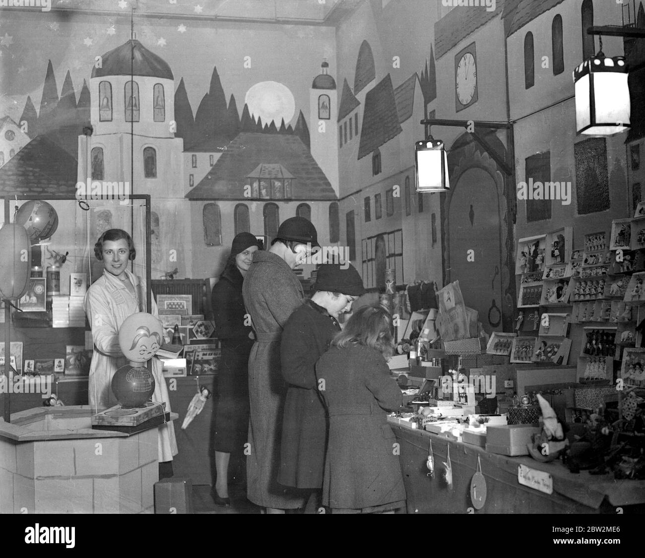 Lady Verney (gestreifter Schal) in der Spielzeug- und Buchhandlung, die sie in der Garage ihres Hauses in Princes Gardens eröffnet hat. Dezember 1932 Stockfoto