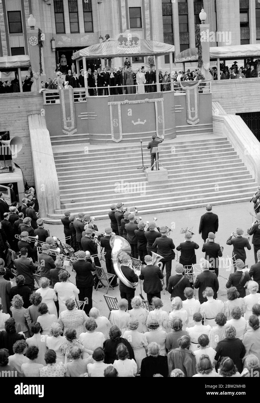 Die Königliche Tour durch Kanada und die USA von König George VI und Königin Elizabeth 1939 der König trägt Royal Air Force Uniform , Und die Königin auf den Stufen des Rathauses, Vancouver, während sie den Mitgliedern des riesigen Chors lauschen, der zu ihren Majestäten sang Stockfoto
