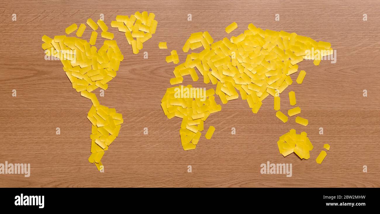 Eine Weltkarte, die aus Preisgewehraufklebern besteht Stockfoto