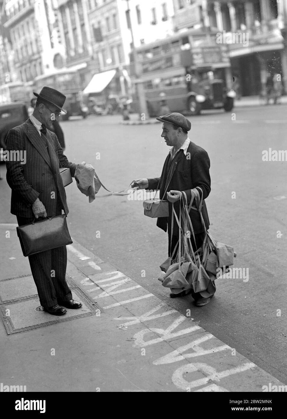 Kriegskrise, 1939. Air RAID Vorsichtsmaßnahmen Gasmasken Koffer in den Straßen verkauft. September 1939 Stockfoto