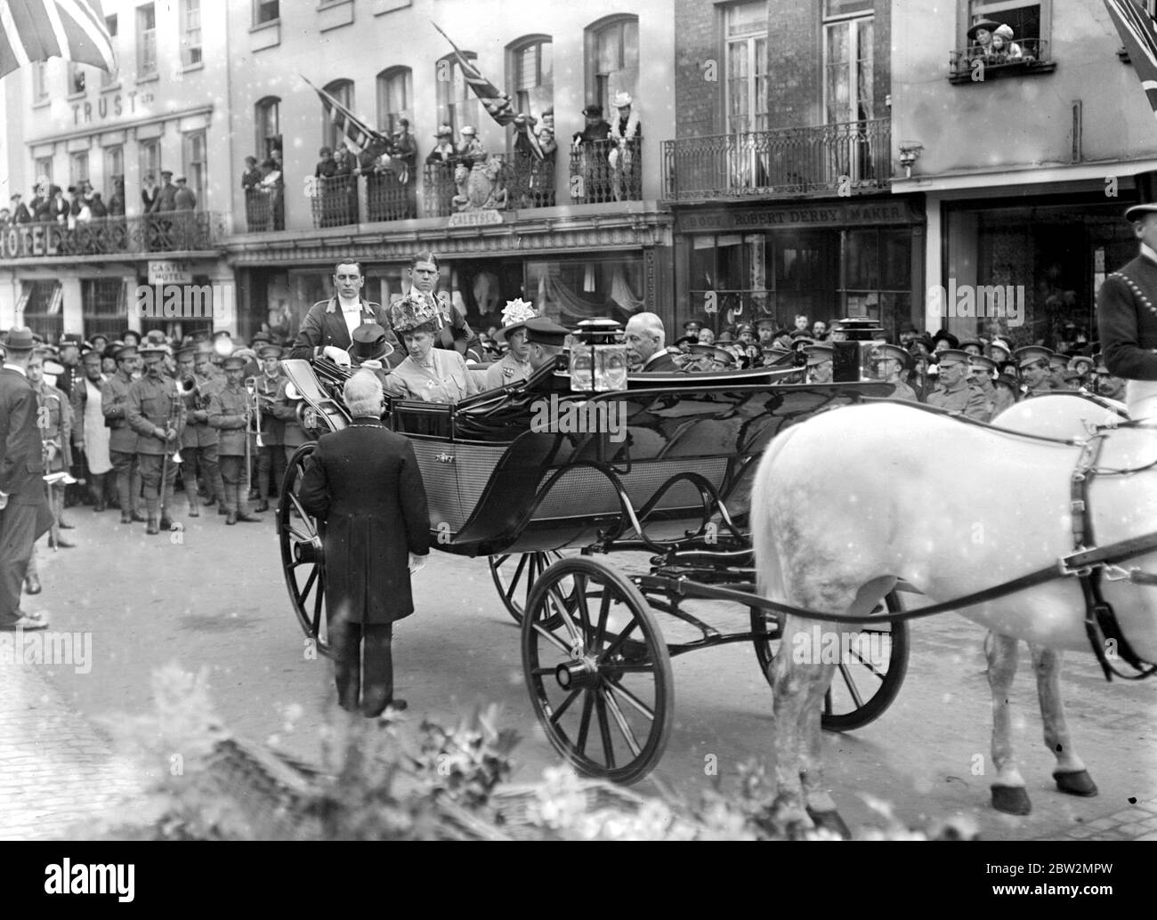 St. George's Day in Windsor. Die Königin und der Bürgermeister von Windsor, dem Ihre Majestät einen Scheck überreichte. 21. April 1917 Stockfoto