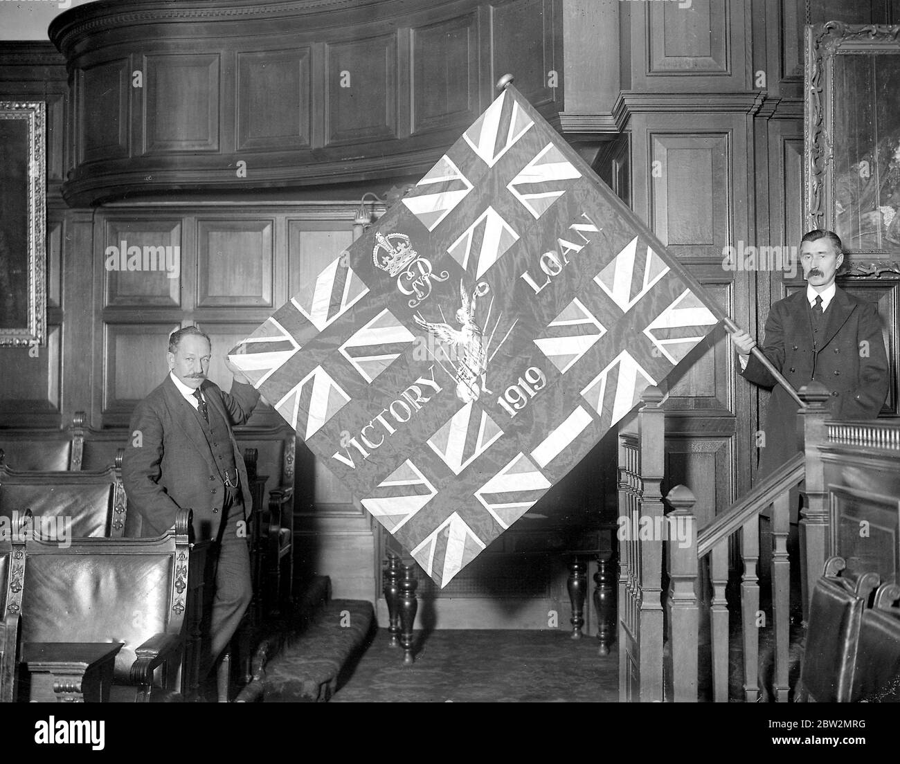 Die Siegesleihflagge, die der König präsentiert (?) An den Bürgermeister von Westminster. Die Flagge wird im Westminster City Hall platziert. Stockfoto