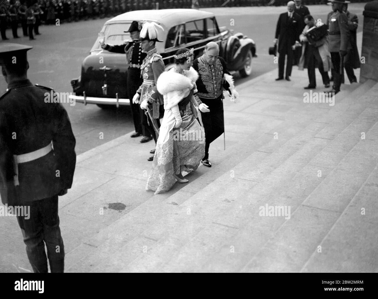 Die Königliche Tour durch Kanada und die USA von König George VI und Königin Elizabeth , 1939 . Königin Elizabeth, begleitet von Mackenzie King, dem Premierminister Kanadas, mit dem König im Hintergrund, als sie in den Houses of Parliament, Ottawa, ankamen. Stockfoto