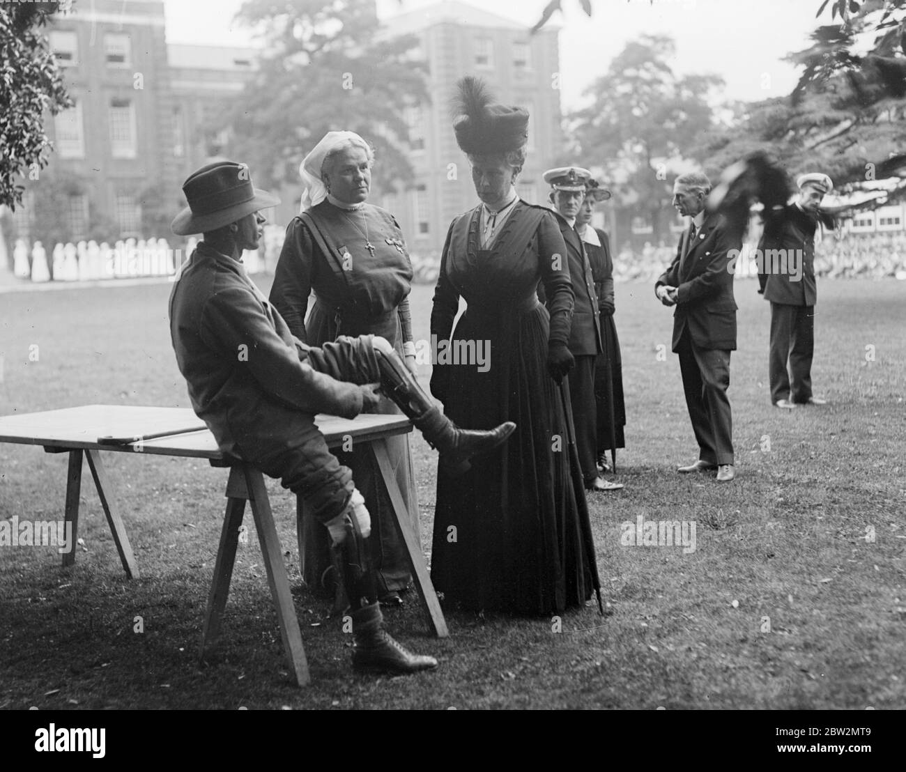 Königlicher Besuch im Roehampton Hospital, wo Soldaten verloren gegangene Gliedmaßen durch mechanische Ersatzstoffe ersetzt werden. Die Königin interessiert sich für australische Soldaten künstliche Beine. 30 Juli 1918 Stockfoto