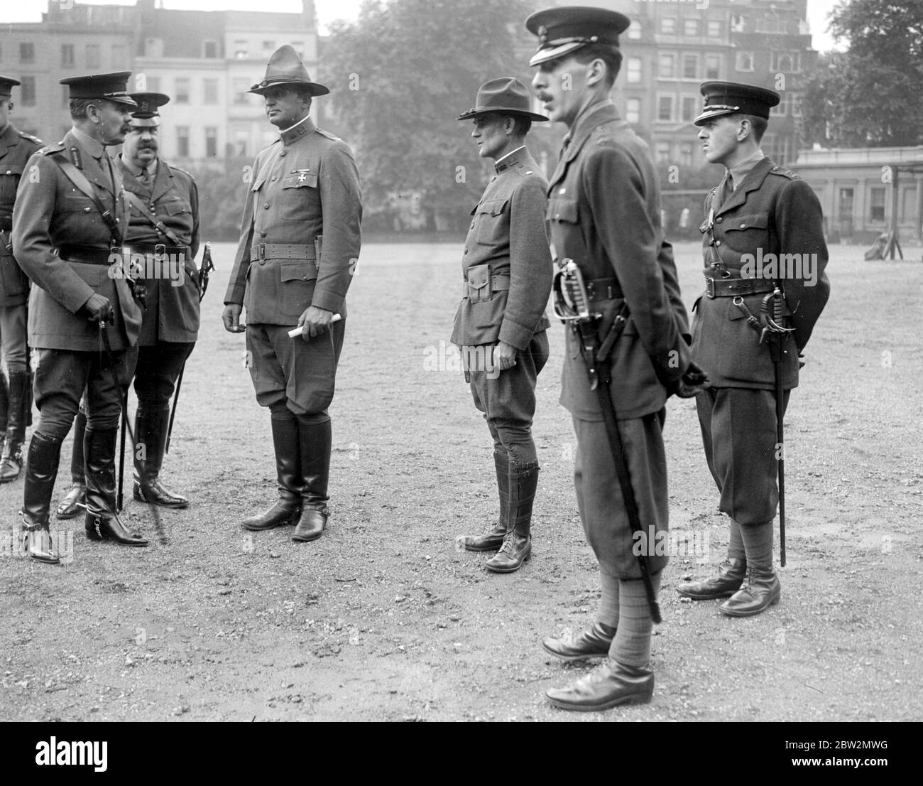 Amerikanische Truppen in London. Amerikanische Offiziere und Garde Offiziere 15. August 1917 Stockfoto