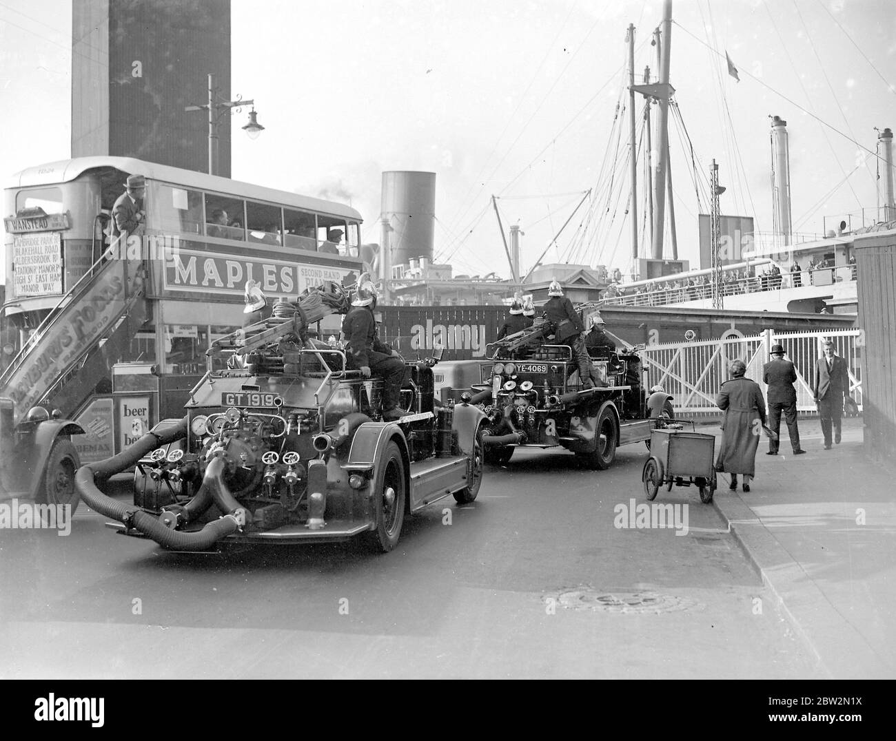 Feuerlöschmaschinen an Docks. 1934 Stockfoto