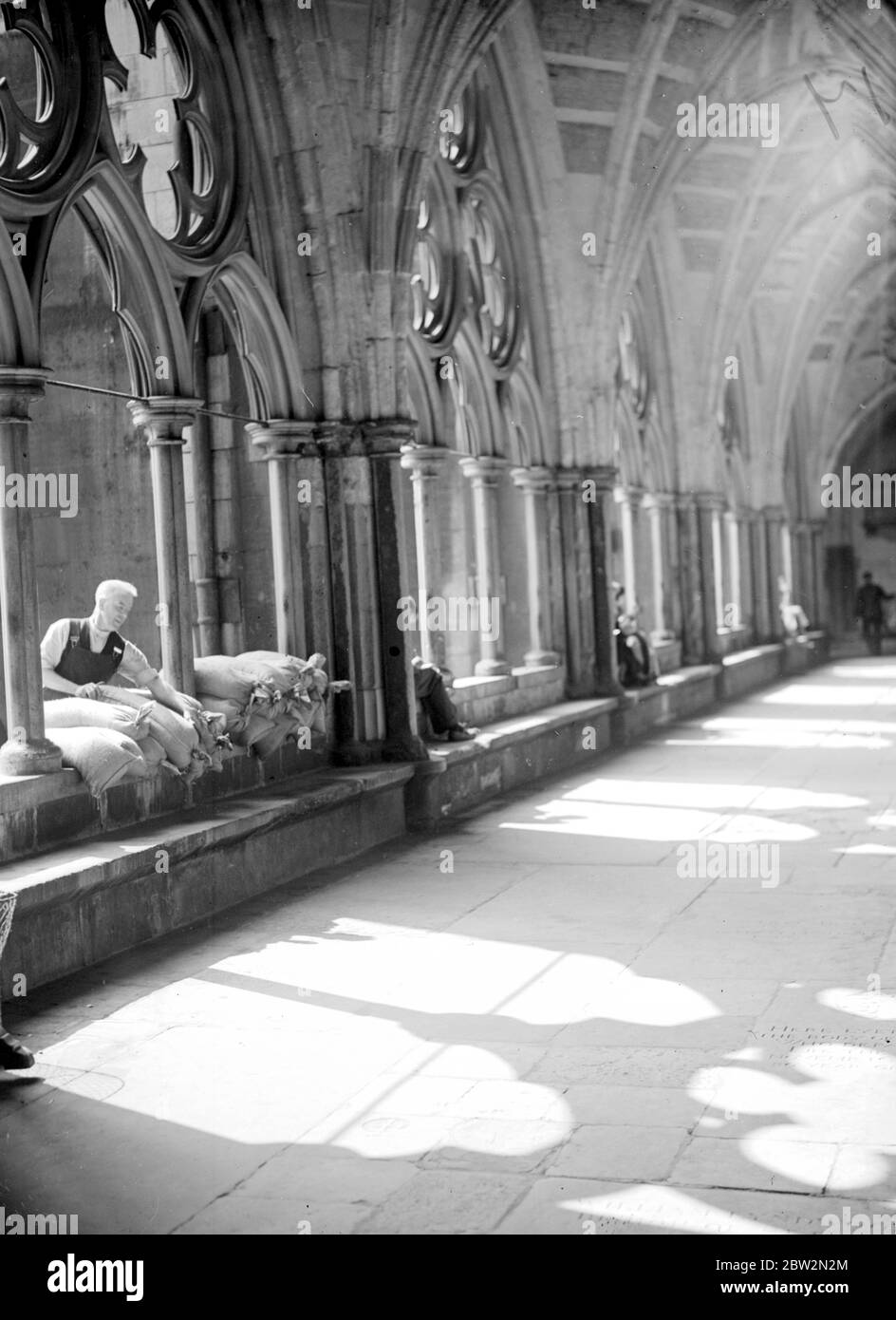 Kriegskrise, 1939. Air RAID Vorsichtsmaßnahmen Sandbagging in den Kreuzgängen der Westminster Abbey. Bis 30. August 1939 Stockfoto
