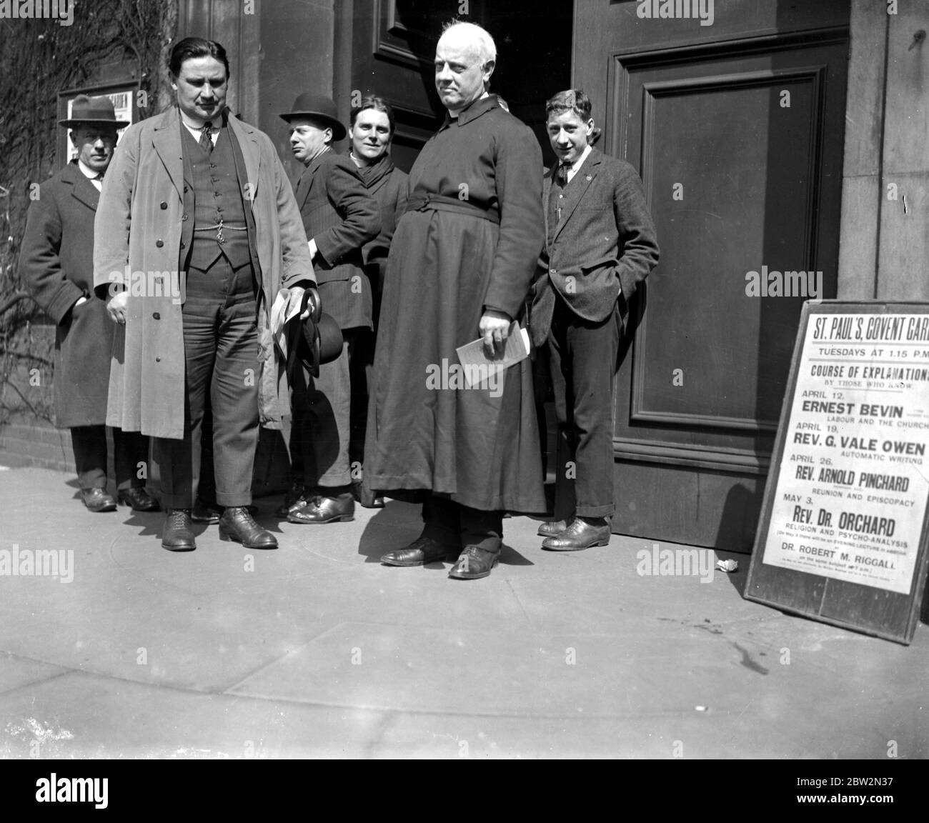Ernest Bevin, der Docker's K.C., und Canon Adderley in St. Paul's Covent Garden, wo Herr Bevin eine Rede über die Industriekrise hielt. Stockfoto