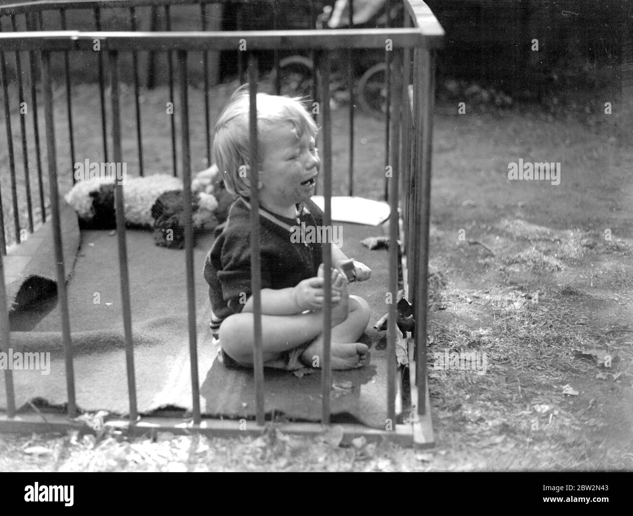 Kleinkind im Laufstall im Kindertagesgarten in Wapping, London. 1933 Stockfoto
