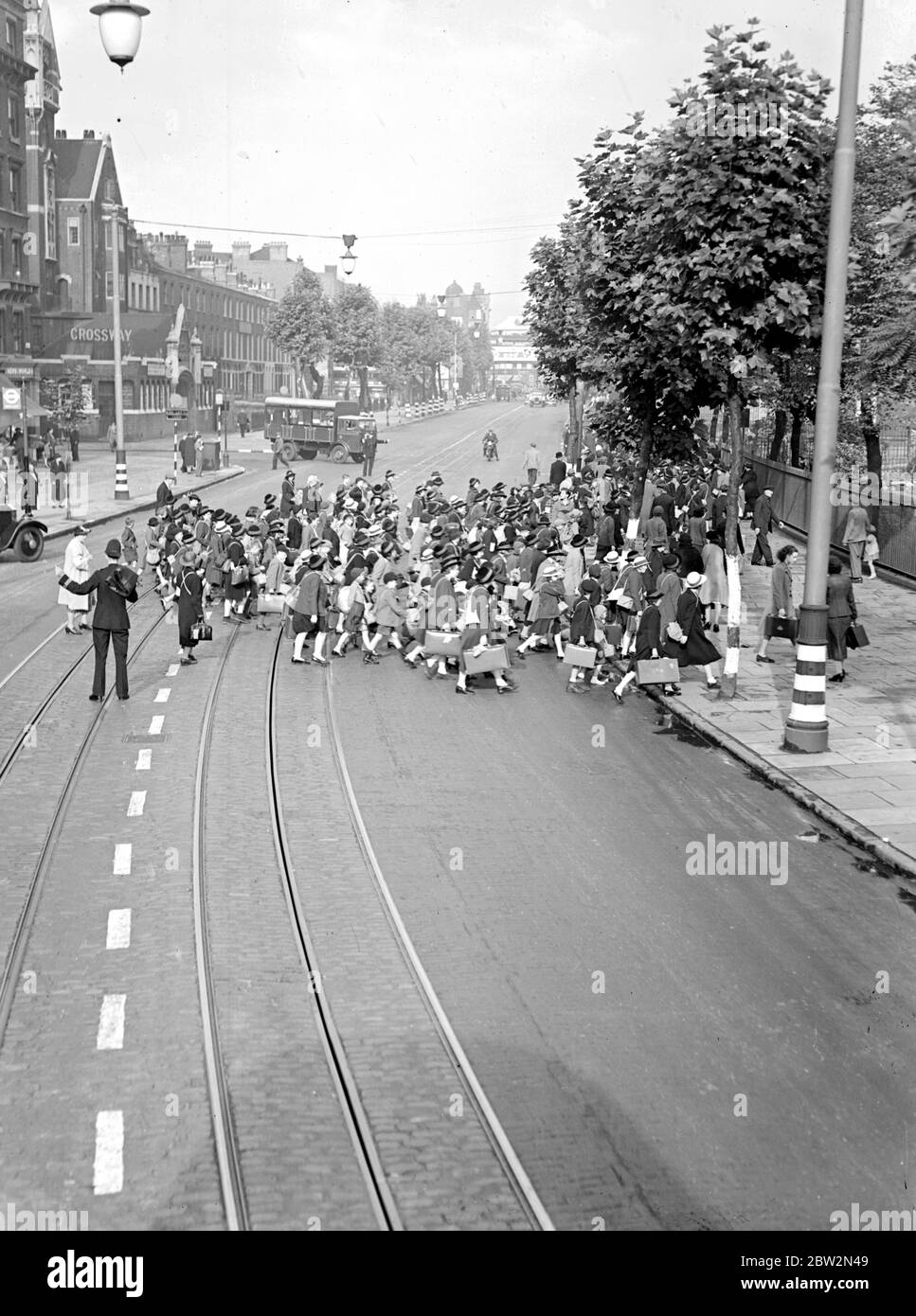 Kriegskrise, 1939. Vorsichtsmaßnahmen bei Luftangriff. Der zweite Weltkrieg begann, und Evakuierte wie diese auf diesem Bild begannen, aus London für die Sicherheit des Landes auszuströmen. Mit Gasmaskenkoffer, Gepäcketiketten, die sie identifizieren, an ihrer Kleidung befestigt, war es für einige von ihnen ein großes Abenteuer, denn viele von ihnen hatten ihr Zuhause noch nie verlassen, oder sogar London zuvor. September 1939 Stockfoto