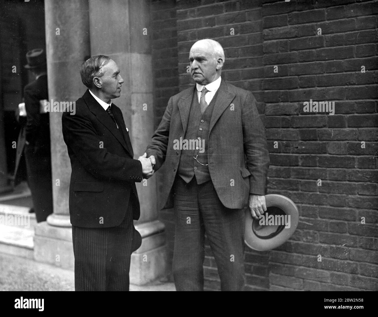 Wahl des T.U.C. Vorsitzender. Herr J. Hallsworth (in den Ruhestand), links, gratuliert seinem Nachfolger, Herrn W.Holmes, dem neu gewählten Vorsitzenden. 27. September 1939 Stockfoto