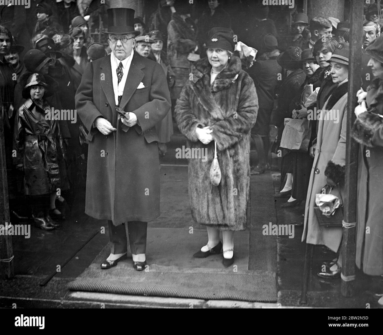 Cutis Brown-Watson Hochzeit in der St Columba's Pont Street. Der amerikanische Botschafter und Frau Houghton. 26. Januar 1928 Stockfoto