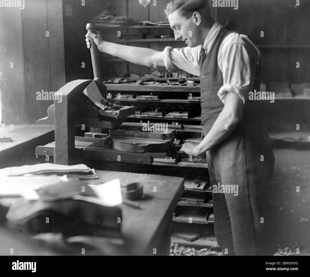 Handschuhherstellung Bei Witney. Schneiden mit einem Glovers Messer, das als Form der Hand geformt ist. Dieser Prozess ist, nachdem der Schnitt hat den Stamm produziert, ein Stück Leder geeignet in Größe und Qualität. [Kein Datum] Stockfoto