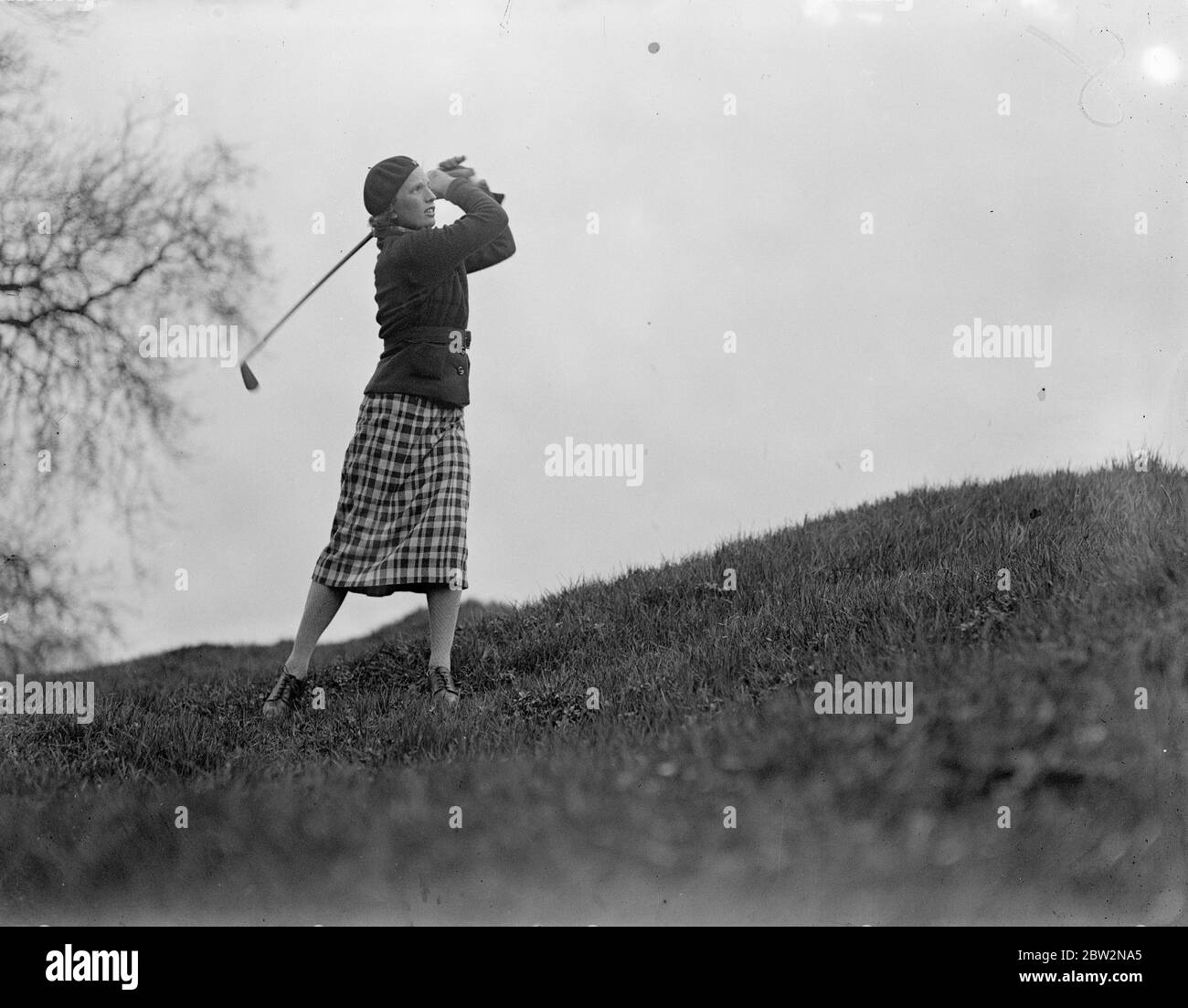 Mütter und Tochter Golf in Ranelagh . Das jährliche Mothers and Daughters Golfturnier wurde im Ranelagh Club, Barnes, eröffnet. Foto zeigt, Miss Diana Fishwick, während des Turniers fahren. 23. April 1934 Stockfoto