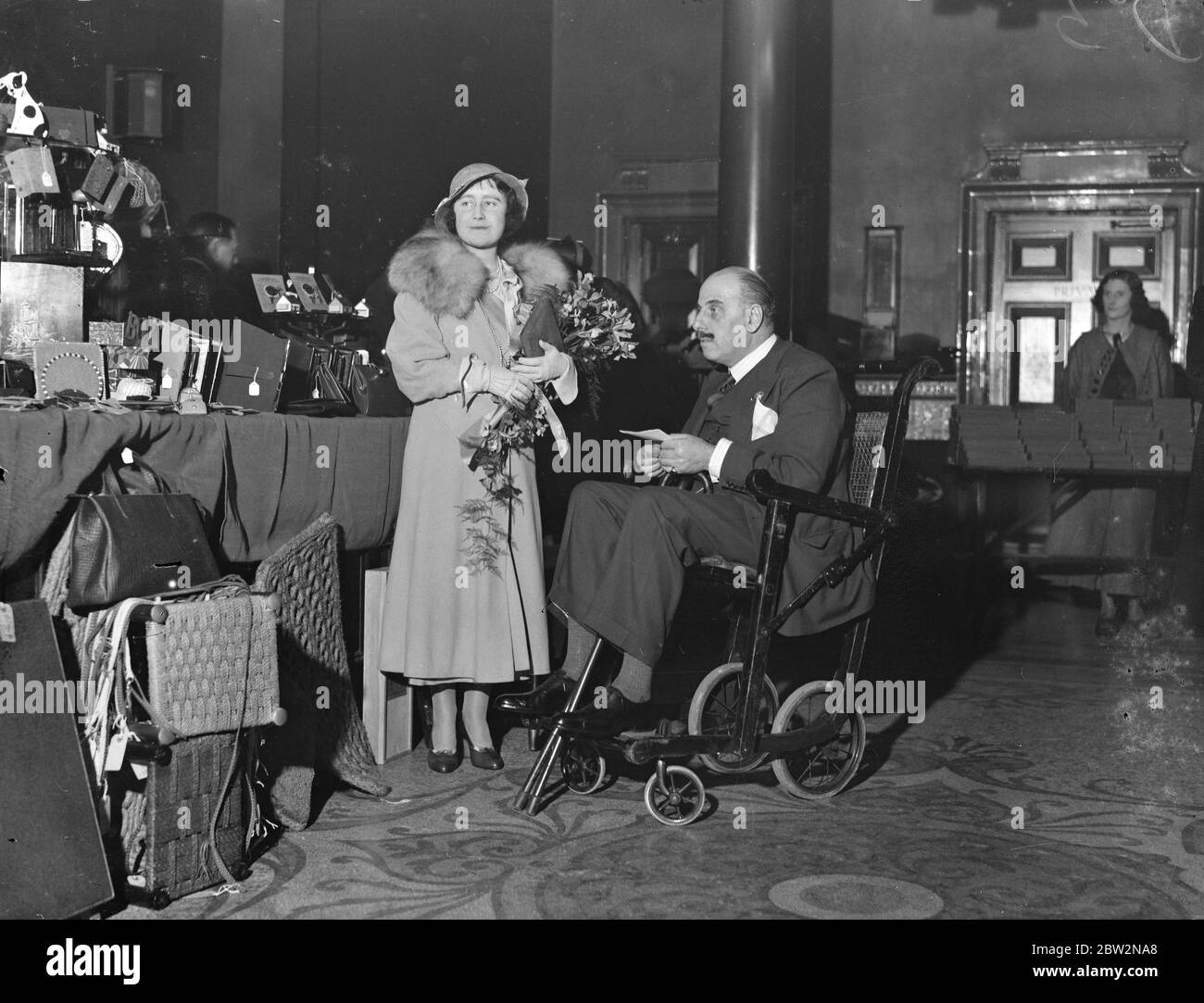 Herzogin von York nimmt an der Konferenz der britischen Legion Frauen in der Albert Hall Teil. H R H die Herzogin von York nahm an der British Legion Women ' s Conference, die in der Royal Albert Hall, London. Foto zeigt, die Herzogin von York mit Major Brunel Cohen, an einem der Stände auf der Konferenz. 24. April 1934 Stockfoto