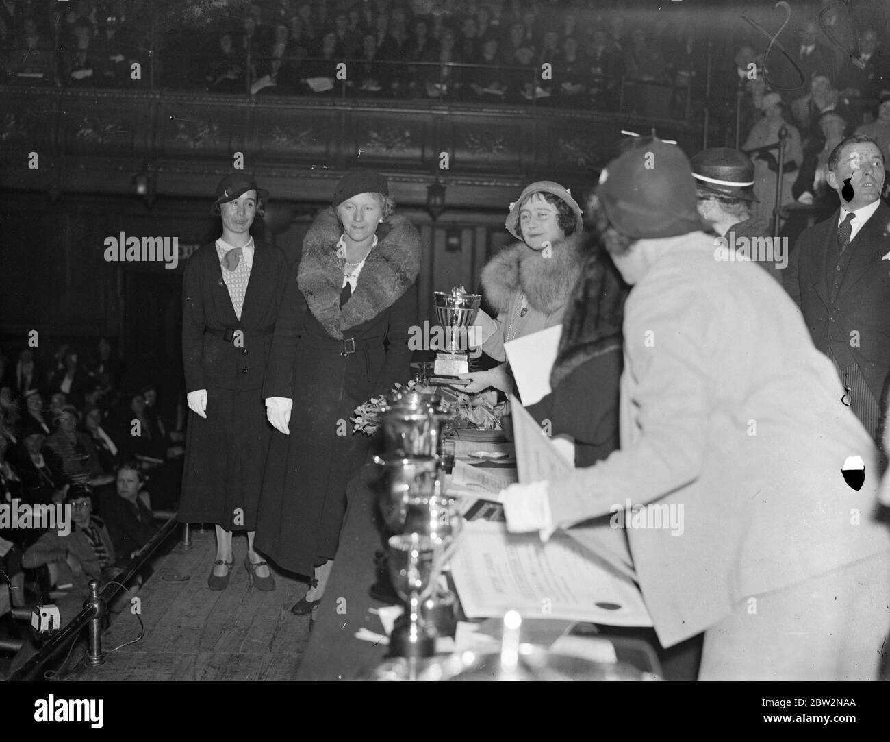 Herzogin von York nimmt an der Konferenz der britischen Legion Frauen in der Albert Hall Teil. H R H die Herzogin von York nahm an der British Legion Women ' s Conference, die in der Royal Albert Hall, London. Foto zeigt, die Herzogin von York präsentiert den Earl Haigh Cup an Frau Atkin von der Cheshire-Zweig der British Legion. 24. April 1934 Stockfoto