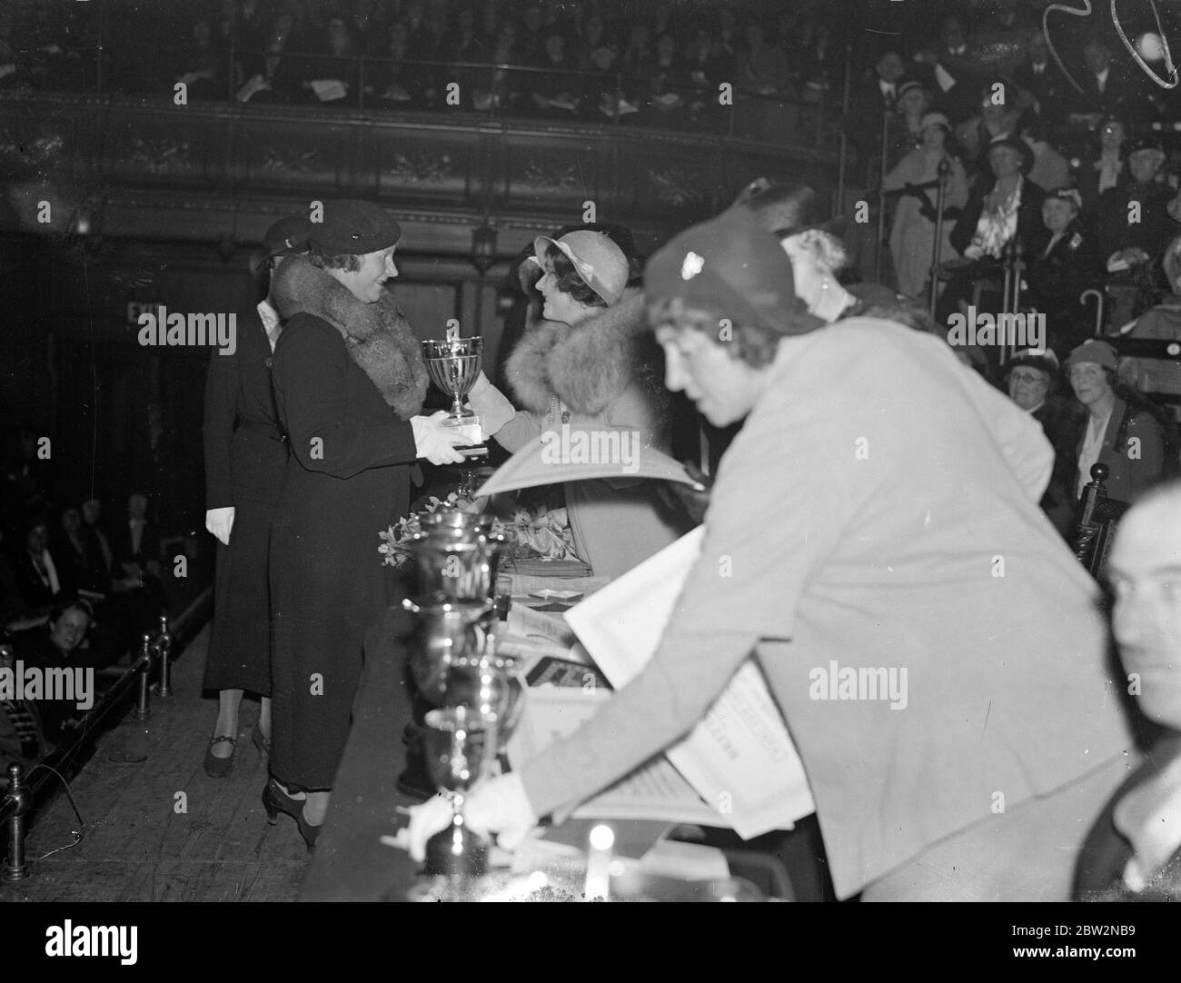 Herzogin von York nimmt an der Konferenz der britischen Legion Frauen in der Albert Hall Teil. H R H die Herzogin von York nahm an der British Legion Women ' s Conference, die in der Royal Albert Hall, London. Foto zeigt, die Herzogin von York präsentiert den Earl Haigh Cup an Frau Atkin von der Cheshire-Zweig der British Legion. 24. April 1934 Stockfoto