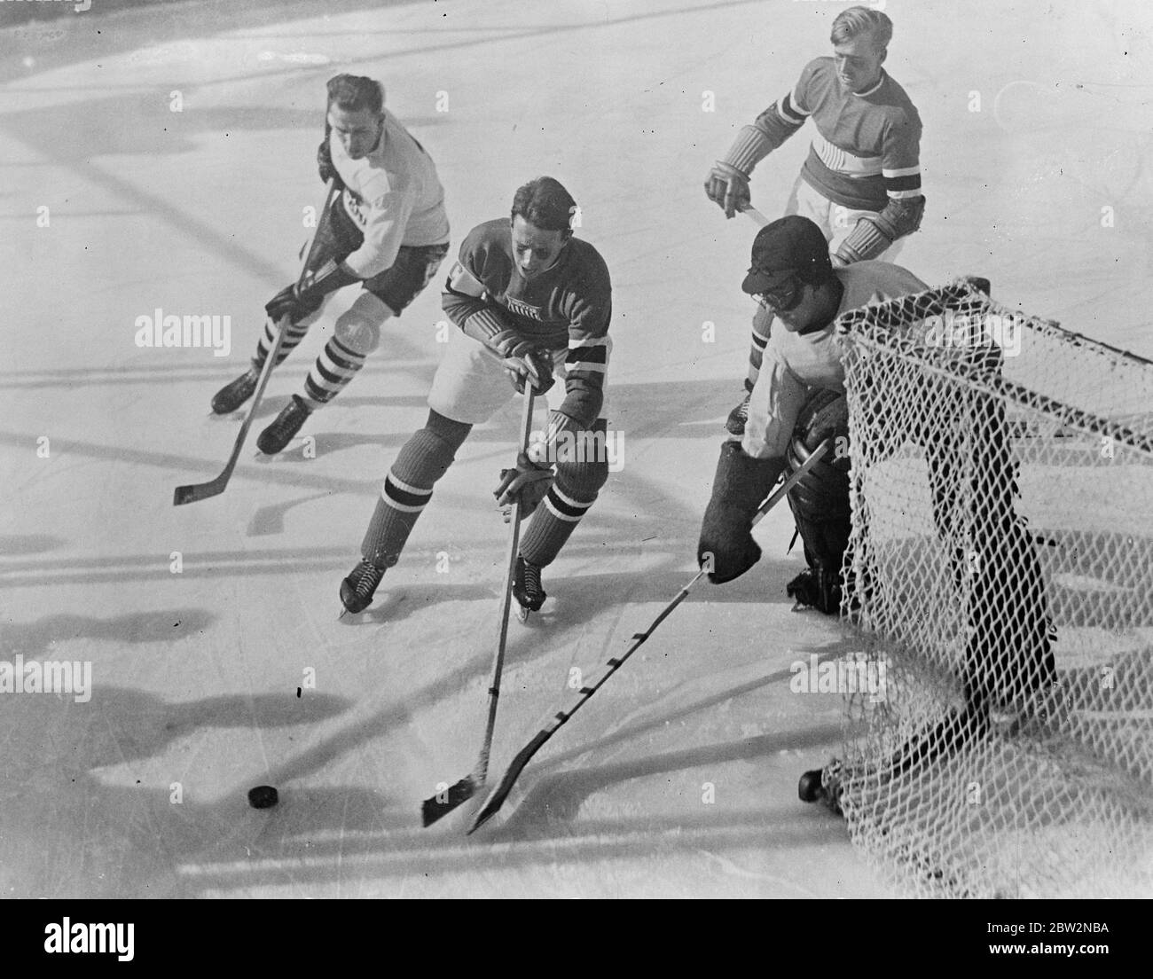 Die Olympischen Winterspiele wurden offiziell am Lake Placid eröffnet. Gouverneur Franklin D Roosevelt von New York führte die Eröffnungszeremonie der Olympischen Winterspiele 1932 am Lake Placid, New York in Anwesenheit von 350 Athleten aus 17 Nationen. Ein Zwischenfall während des Eishockeyspiels zwischen Kanada und Amerika von Kanada durch zwei Tore zu einem gewonnen. 14 Februar 1932 Stockfoto