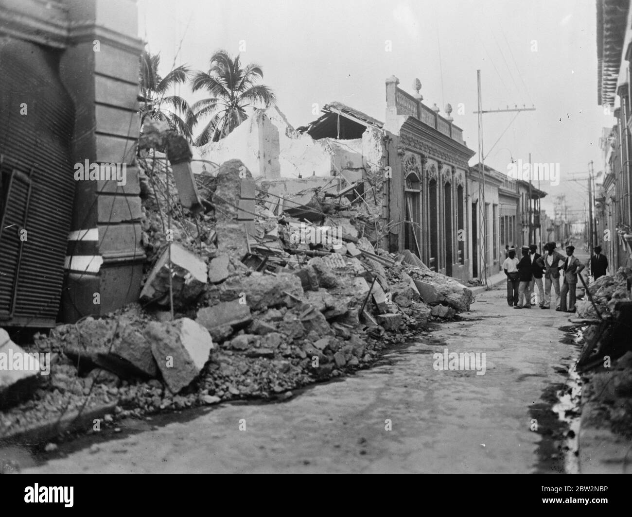 Zwölf getötet zweihundert Verletzten in Santiago Erdbeben . Zwölf Menschen wurden getötet und zweihundert verletzt, als ein Erdbeben erschütterte Santiago, Kuba, Wrack Dreiviertel der Stadt. Eines der zerstörten Gebäude in Santiago, Kuba, nach dem Erdbeben. 14 Februar 1932 Stockfoto