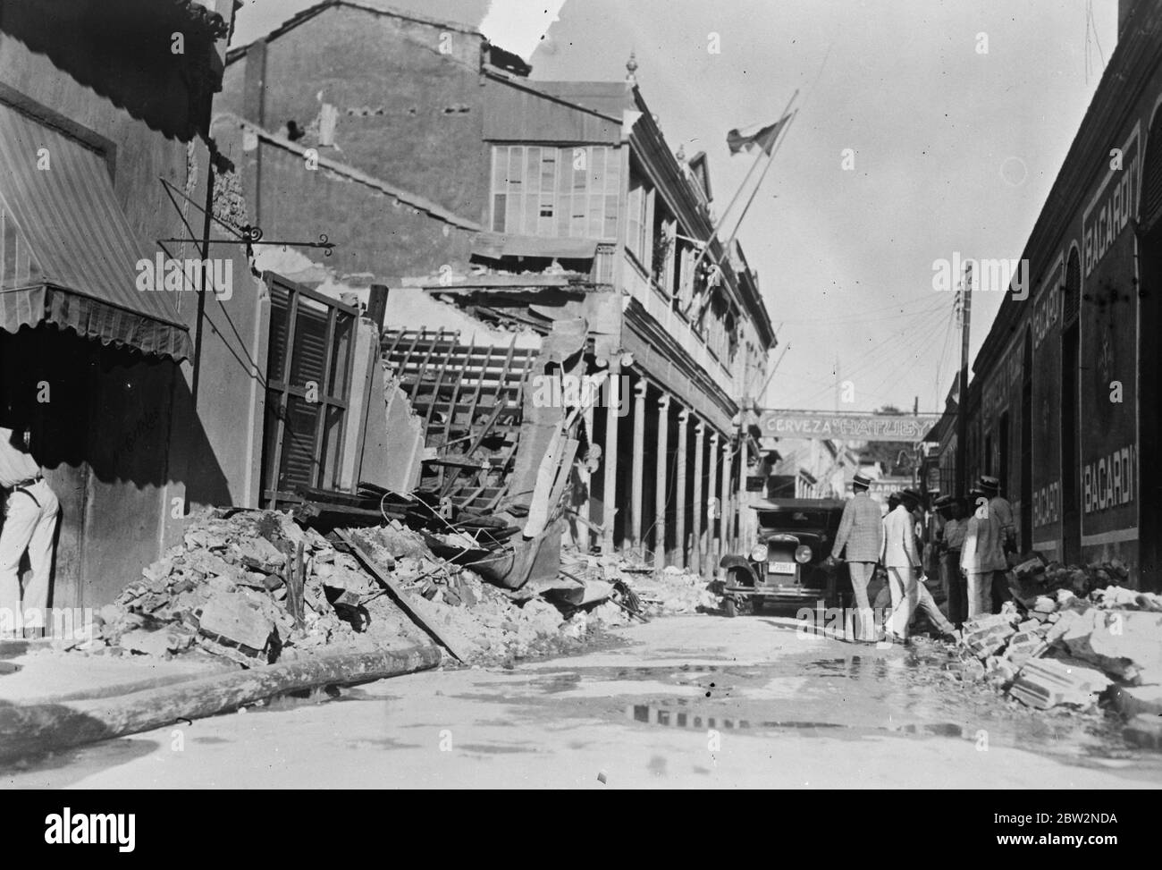 Zwölf getötet zweihundert Verletzten in Santiago Erdbeben . Zwölf Menschen wurden getötet und zweihundert verletzt, als ein Erdbeben erschütterte Santiago, Kuba, Wrack Dreiviertel der Stadt. Eines der zerstörten Gebäude in Santiago, Kuba, nach dem Erdbeben. 14 Februar 1932 Stockfoto