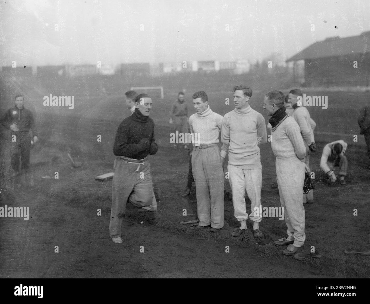 Alex Jackson trainiert mit olympischen Athleten. Als die britischen Olympic Team Athleten begann Training an Stamford Bridge , Sonntag , Alex Jackson , der Chelsea-Spieler , der aus dem Fußball mit einem verstauchten Oberschenkel gewesen , tauchte auf und paced die anderen . Er läuft an einigen der olympischen Aspiranten auf der Strecke vorbei. Die Olympischen Spiele werden im Juli in Los Angeles stattfinden. 21. Februar 1932 30er, 30er, 30er, 30er, 30er, 30er Jahre Stockfoto