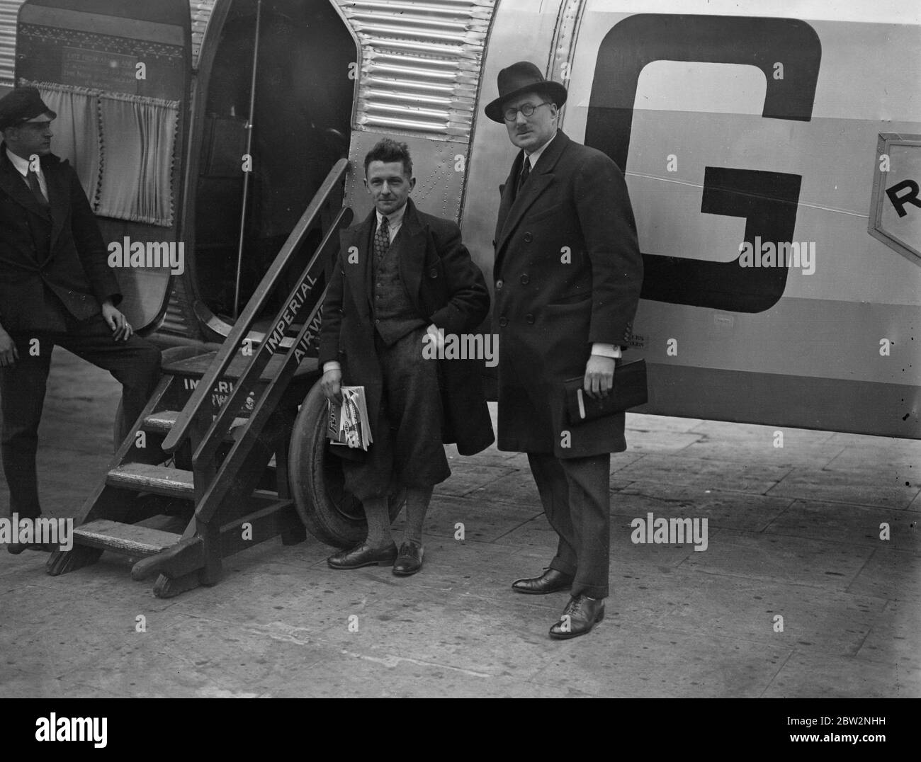 Geschwindigkeitsrekordhalter fahren nach Frankreich, um Tag und Nacht bei mehr als 100 Meilen pro Stunde zu reisen. Herr George Eyston , Inhaber des Weltrekordes für Babyautos , und Herr A W Denby ( der den Platz von Herrn Kay Dan nahm ) Crack Rennmotorkuklisten, die einen Weltrekord im Jahr 1927 mit 127 Meilen pro Stunde auf einem Motorrad , Links mit dem Flugzeug von Croydon für die Montlhery Strecke, Frankreich, wo sie in einer geraden acht Zylinder Auto versuchen, Tag und Nacht bei mehr als 100 Meilen pro Stunde für drei Tage zu reisen. Herr George Eyston (mit Brille) und Herr A W Denby werden bei der Abfahrt in Croydon in das Flugzeug einsteigen. Stockfoto