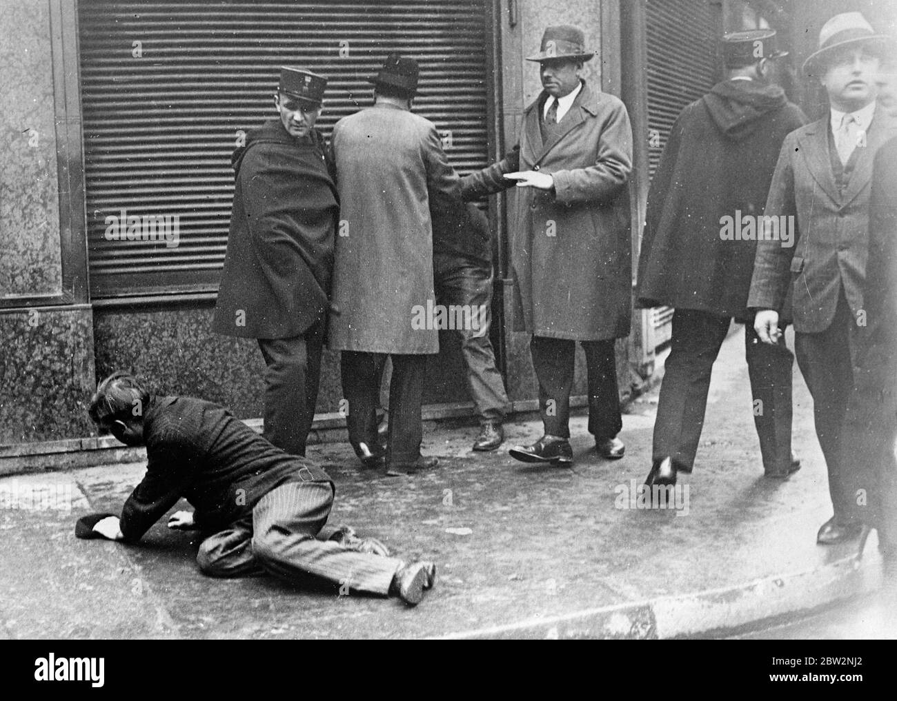 1,100 Festnahmen in Paris Straßenunruhen . In Paris wurden gestern Abend fast 1,100 Festnahmen verhaftete, als bei einem Treffen von Sozialisten und Kommunisten, die gegen Lohnkürzungen protestierten, Unruhen ausbrachen. Die Demonstration wurde von der Regierung verboten. Die schlimmsten Kämpfe fanden in der Nachbarschaft des Rathauses statt. Die Polizei verhaftete zwei Demonstranten, während ein anderer auf dem Boden zu sehen ist. 21. April 1934 Stockfoto