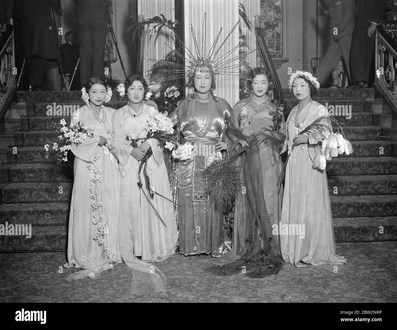 Gesellschaft Proben für historische Drama Ball . Eine Probe fand im Grosvenor House , London , der Festzug, der ein Merkmal der historischen Drama Ball in Hilfe der sein wird ' Peoples League of Health ' . Die Göttin der Sonne (Mitte) Frau Sawada mit (links) die Göttin des Sommers Frau Aoki und (rechts) Göttin des Winters, Miss Tatsu Ke Tanaka in der japanischen Sektion. 18 Februar 1932 Stockfoto