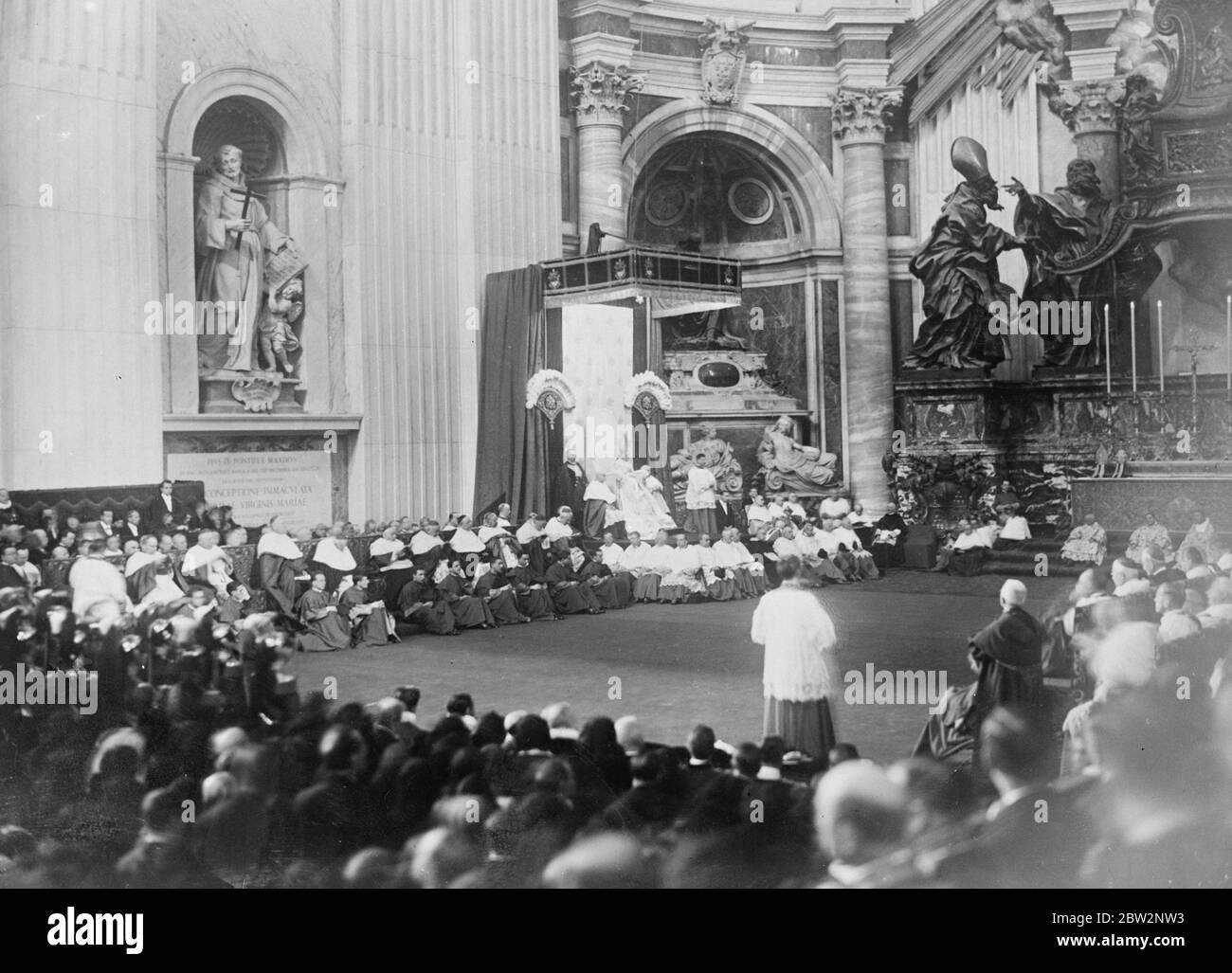 Papst nimmt besonderen Festgottesdienst in St. Peter 's , Rom am zehnten Jahrestag der Krönung . Papst Pius XI. Nahm in Begleitung von 22 Kardinälen an einem besonderen Festgottesdienst in der Kathedrale St. Peter in Rom zum 10. Jahrestag seiner Krönung Teil. Papst Pius XI. Auf dem Thron von den Kardinälen im Gottesdienst in St. Peter , Rom umgeben. 15 Februar 1932 Stockfoto