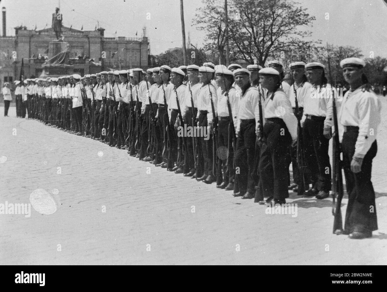 Ehrenwache der russischen Marineinfanteristen, die König von Afghanistan bei seinem Besuch in Sebastapole begrüßt. 1932 Stockfoto