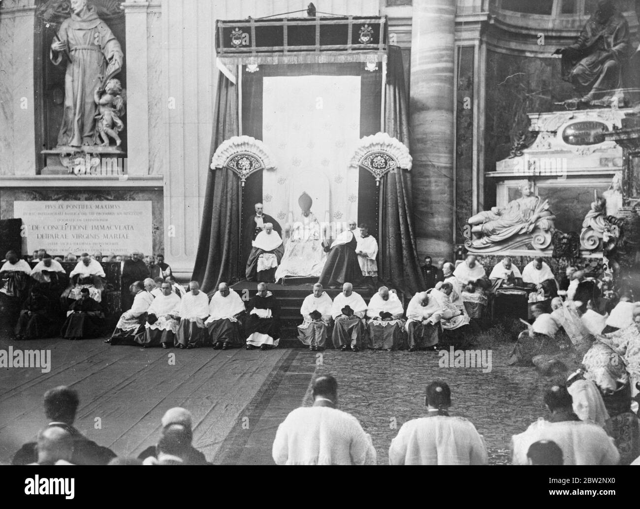 Papst nimmt besonderen Festgottesdienst in St. Peter 's , Rom am zehnten Jahrestag der Krönung . Papst Pius XI. Nahm in Begleitung von 22 Kardinälen an einem besonderen Festgottesdienst in der Kathedrale St. Peter in Rom zum 10. Jahrestag seiner Krönung Teil. Papst Pius XI. Auf dem Thron von den Kardinälen im Gottesdienst in St. Peter , Rom umgeben. 15 Februar 1932 Stockfoto
