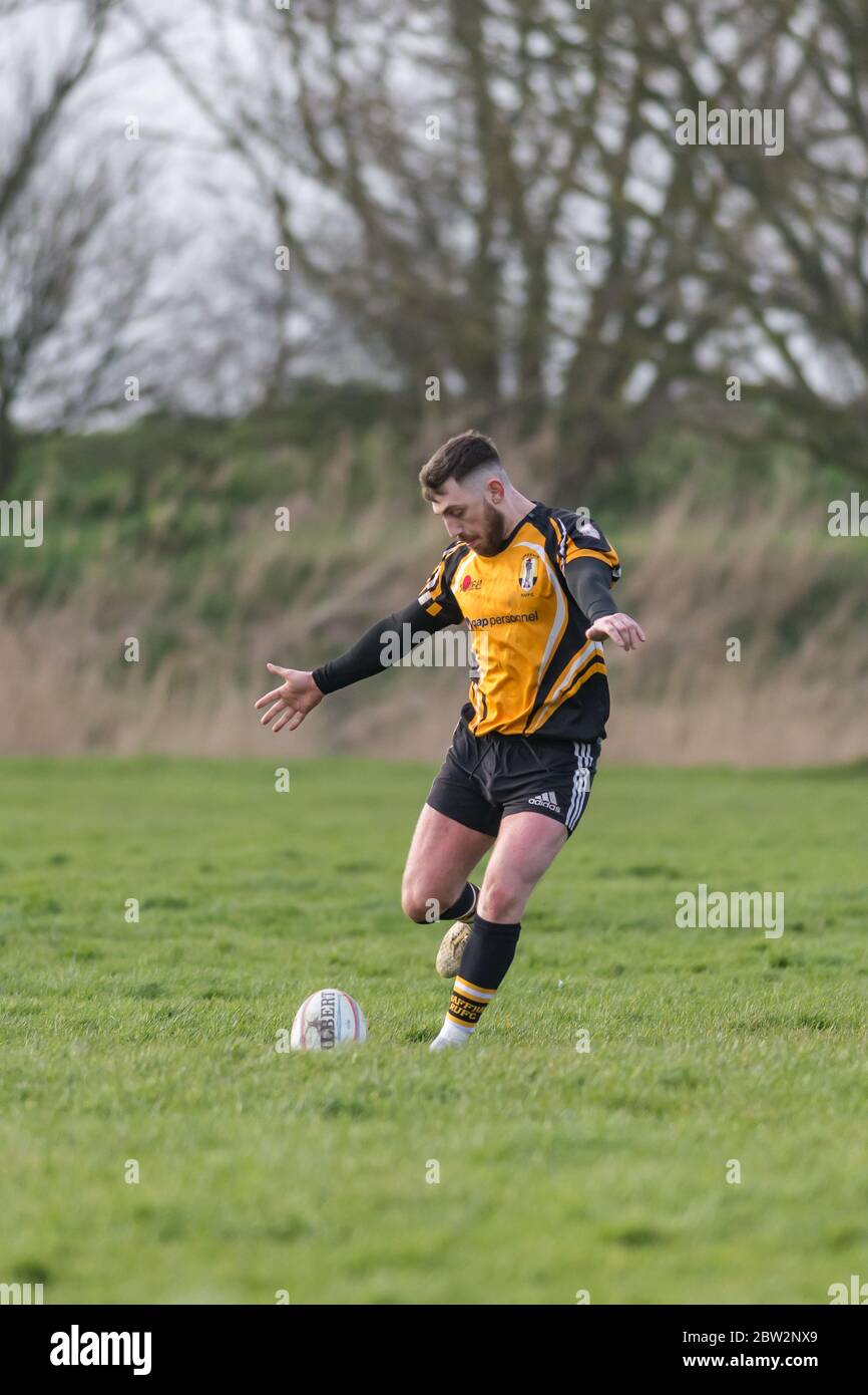 Fly Half nimmt den Conversion Kick, nachdem ihr Team einen Versuch erzielt hat. Eastern Counties Rugby Union Spiel in Lowestoft Stockfoto