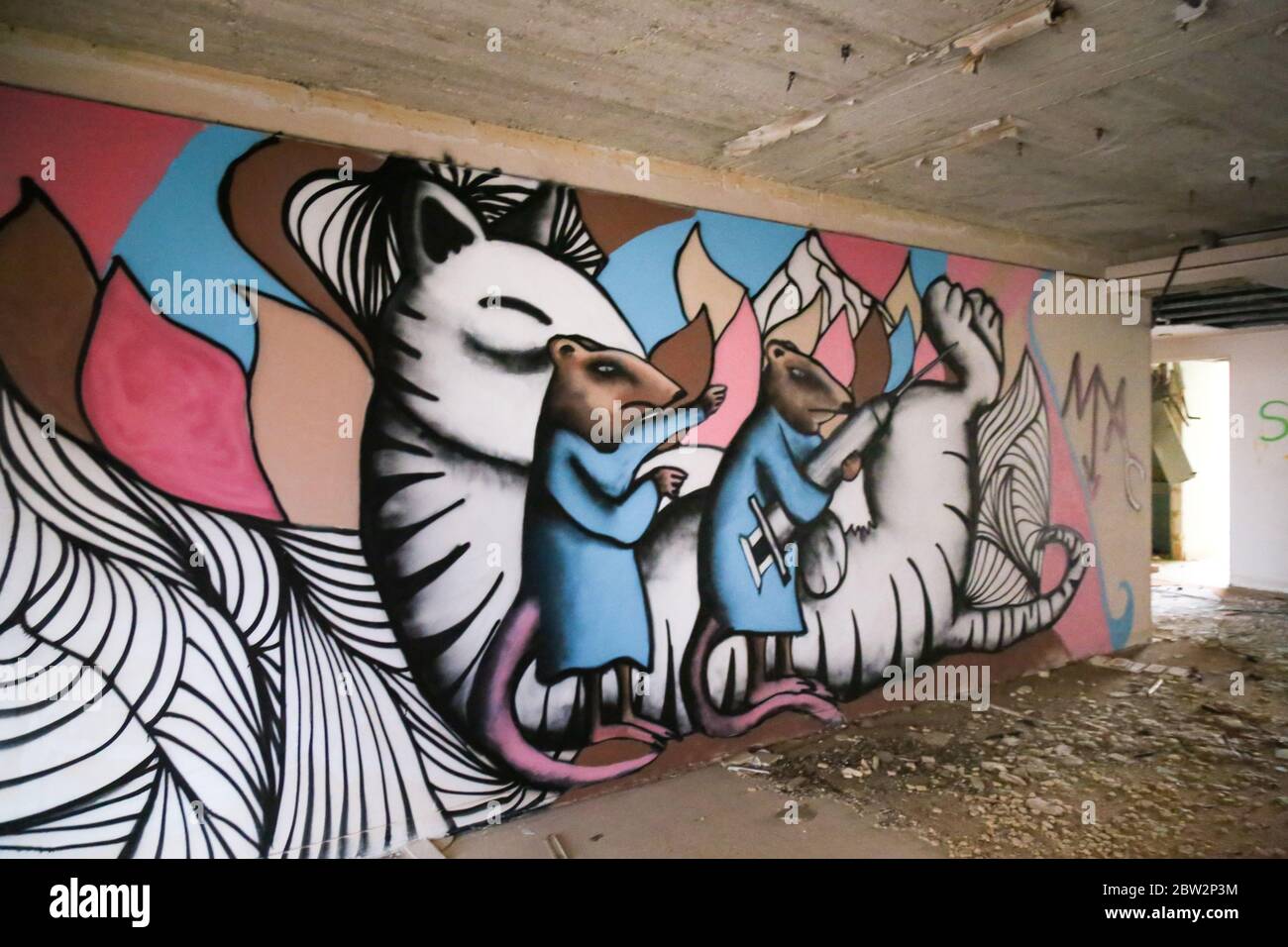 Marsaskala / Malta - 28. Okt 2015: Graffiti mit Ratten und Katzen an der Wand des verlassenen Jerma Palace Hotels Stockfoto