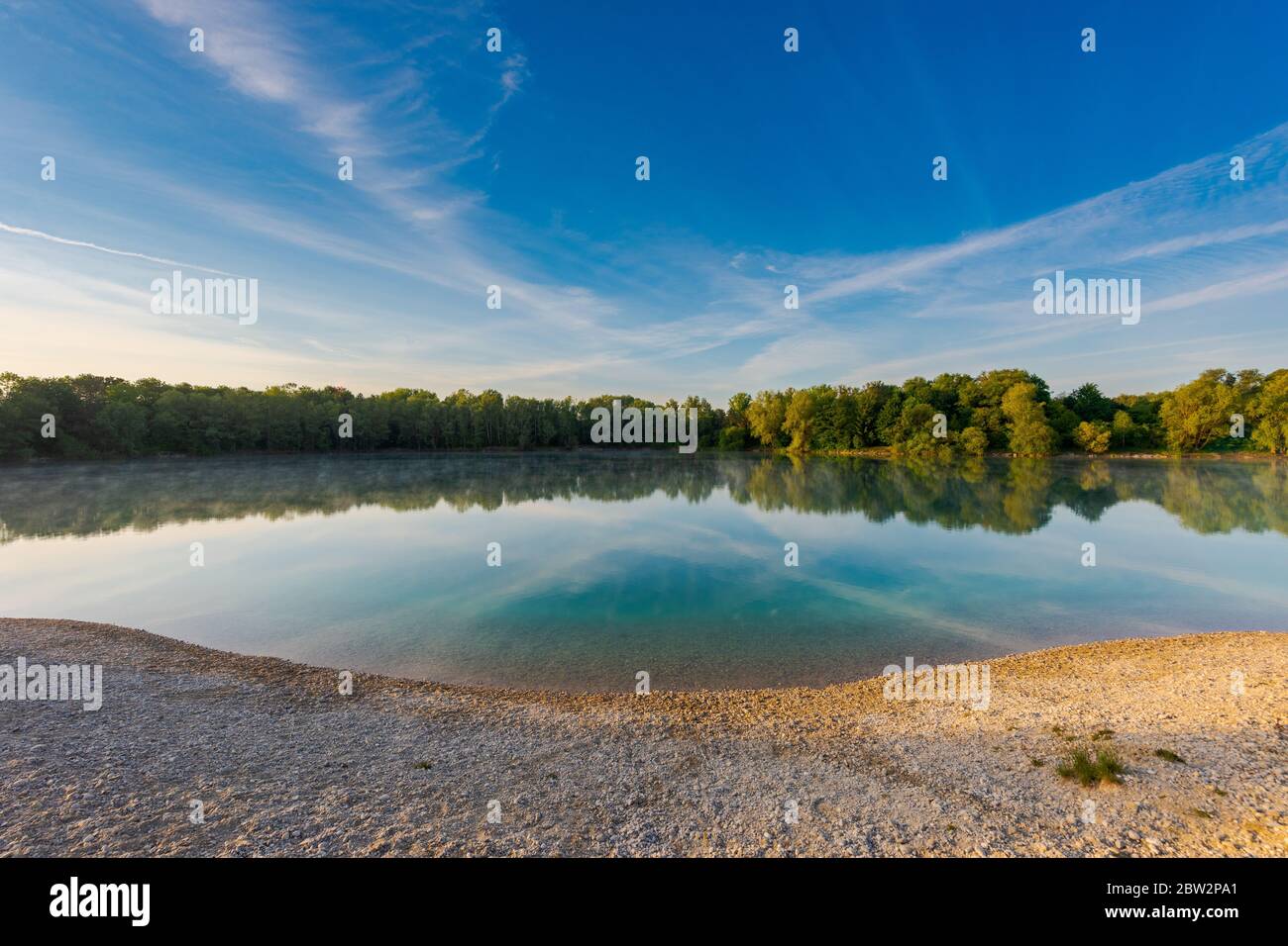 Kleiner See in Bayern, Deutschland in der früh morgens Licht mit Nebel über dem Wasser Stockfoto