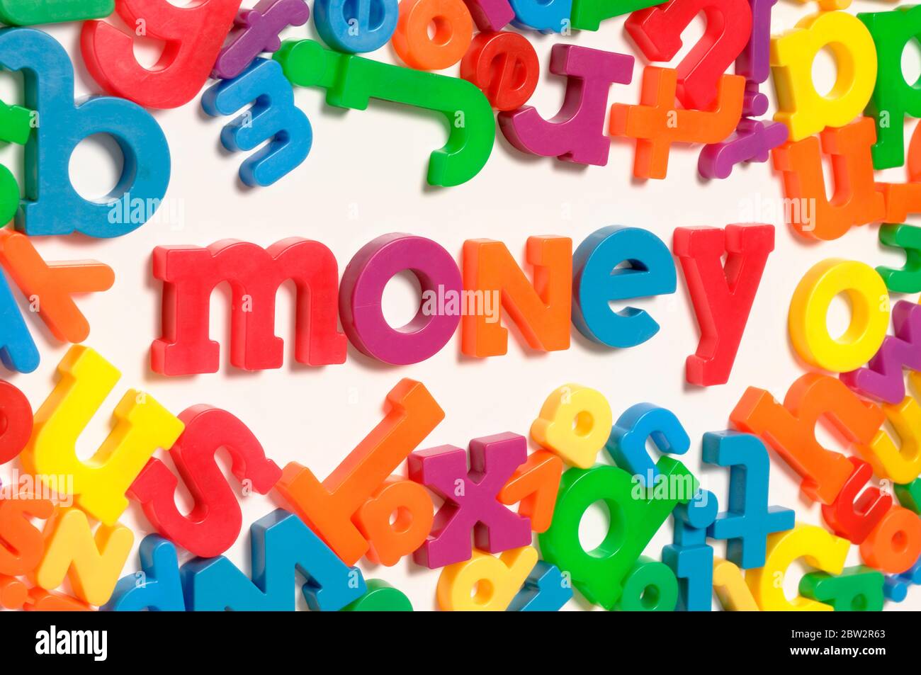 Kunststoff magnetische Kühlschrank Buchstaben und das Wort Geld Stockfoto