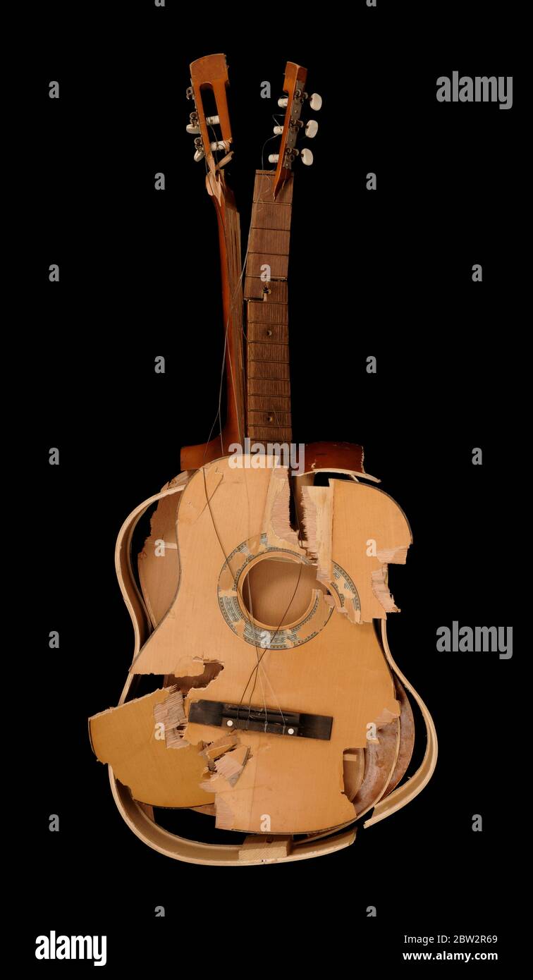 Ein zerschlagen und zerbrochen akustische Gitarre Stockfotografie - Alamy