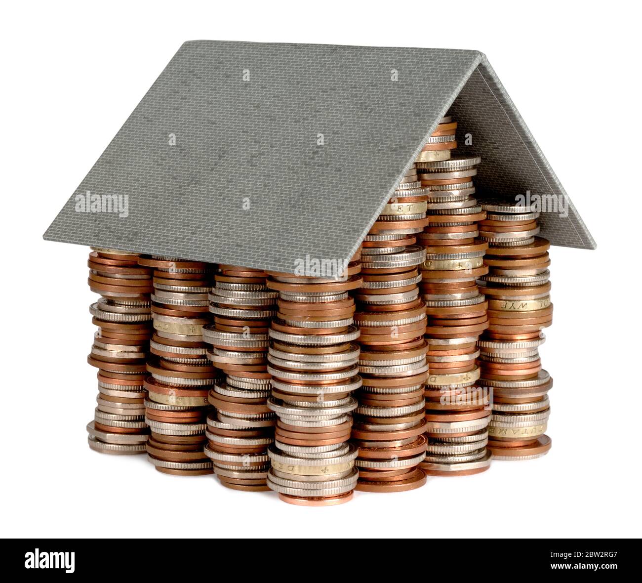 Stapel von Münzen unter einem Pappdach Stockfoto