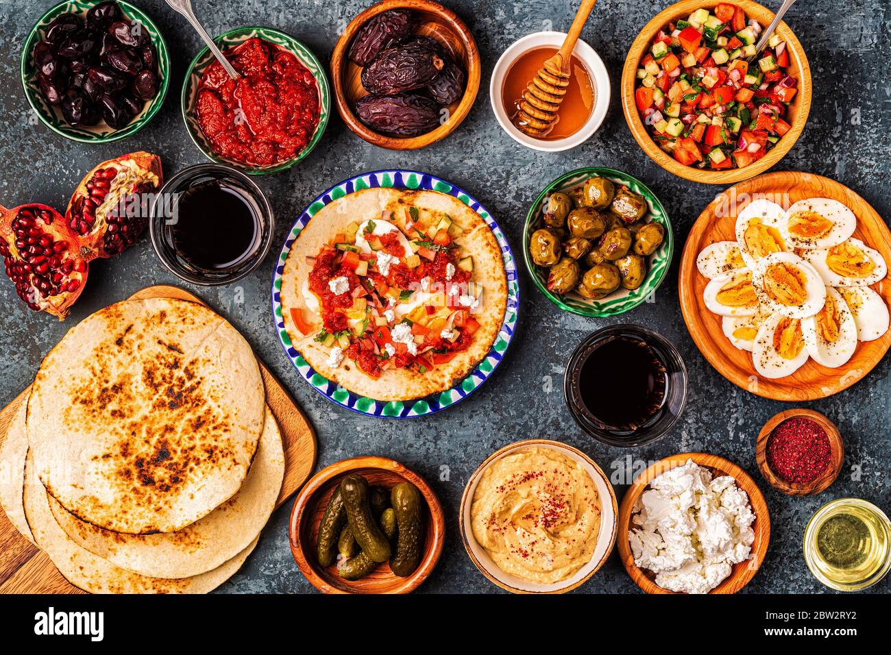 Traditionelle Gerichte der israelischen und nahöstlichen Küche - Malavach mit verschiedenen Füllungen, Draufsicht. Stockfoto
