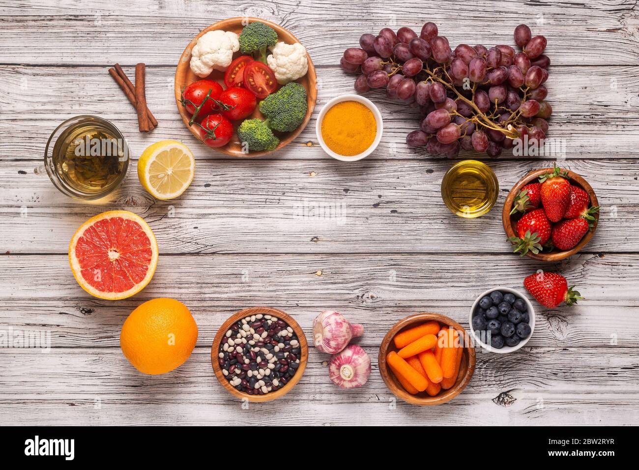 Lebensmittel, die das Risiko für Krebs senken könnten, Draufsicht Stockfoto