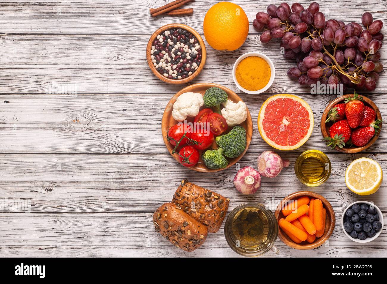 Lebensmittel, die das Risiko für Krebs senken könnten, Draufsicht Stockfoto