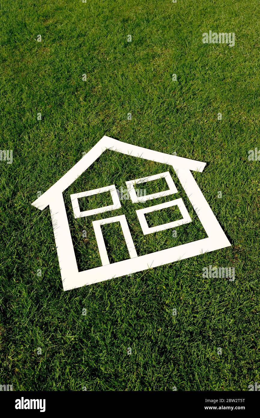 Eine auf einem Feld positionierte Hausform Stockfoto