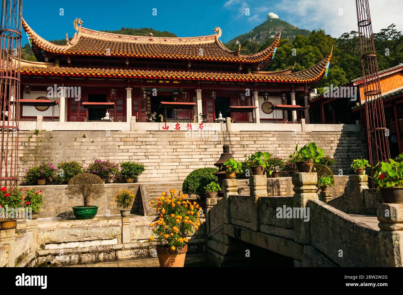Yongquan Tempelgebäude mit Gu Spitzberg hinter. Stockfoto