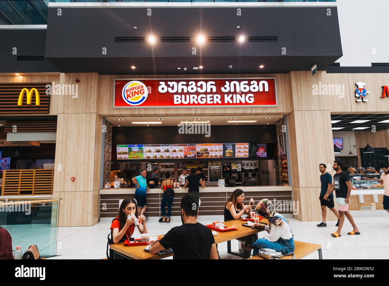 Ein Burger King Restaurant in einem Einkaufszentrum in Tiflis, Georgien. Die Wörter wurden auch ins georgische Skript übersetzt Stockfoto