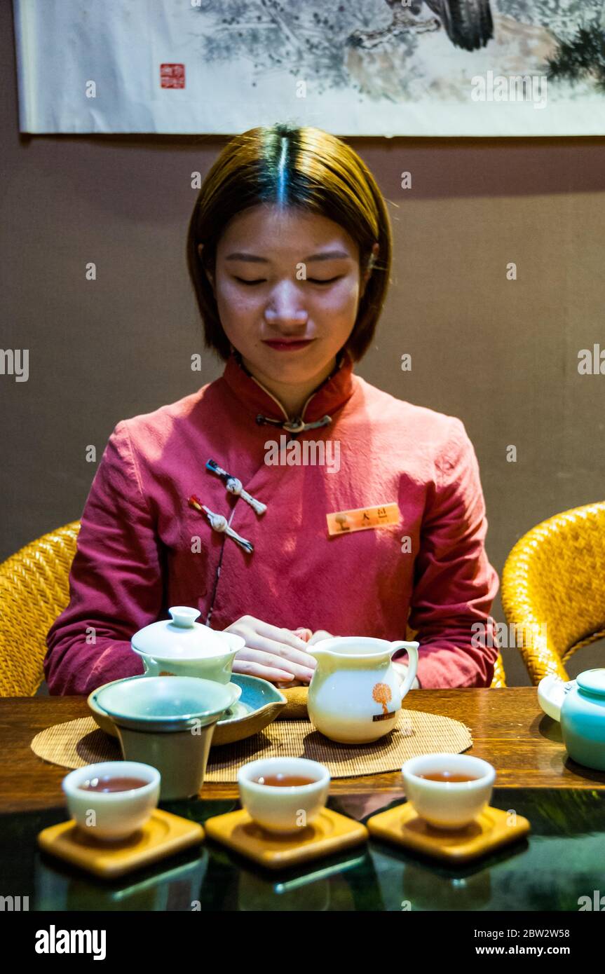 Tee zum Trinken am Ende der Teezeremonie im Fujian-Stil. Stockfoto