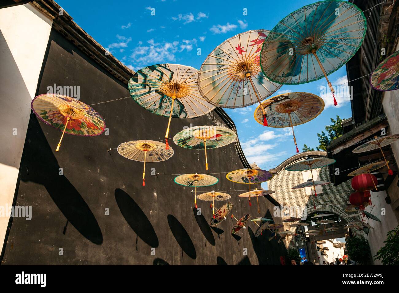 Öl-Papier-Schirme über eine Gasse in der Altstadt von drei Fahrspuren sieben Gassen, Fuzhou. Stockfoto