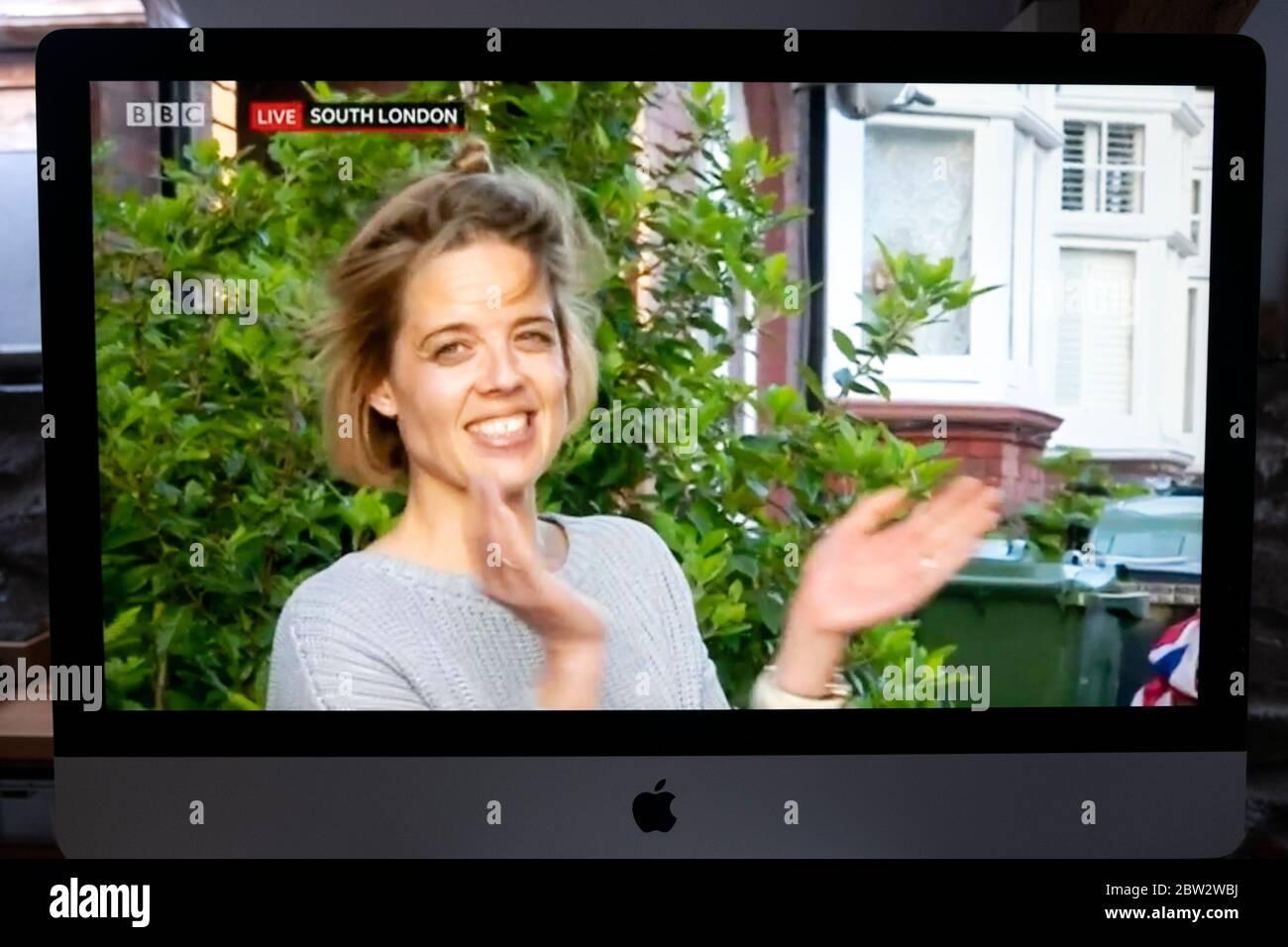 Annemarie Plas, die mit 'Clap for our carers' begann, um NHS-Mitarbeiter in Großbritannien zu unterstützen, und am 21. Mai 2020 vor ihrer Heimatstraße in London klatschte Stockfoto