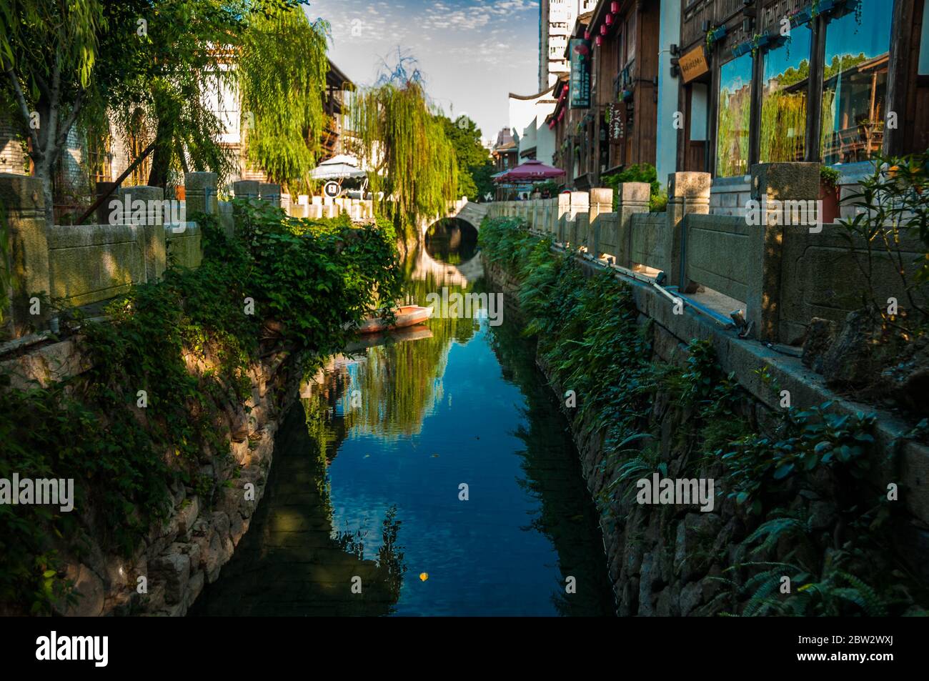 Eine Wasserstraße in die drei Fahrspuren sieben Gassen Altstadt der Stadt Fuzhou in der Provinz Fujian China. Stockfoto