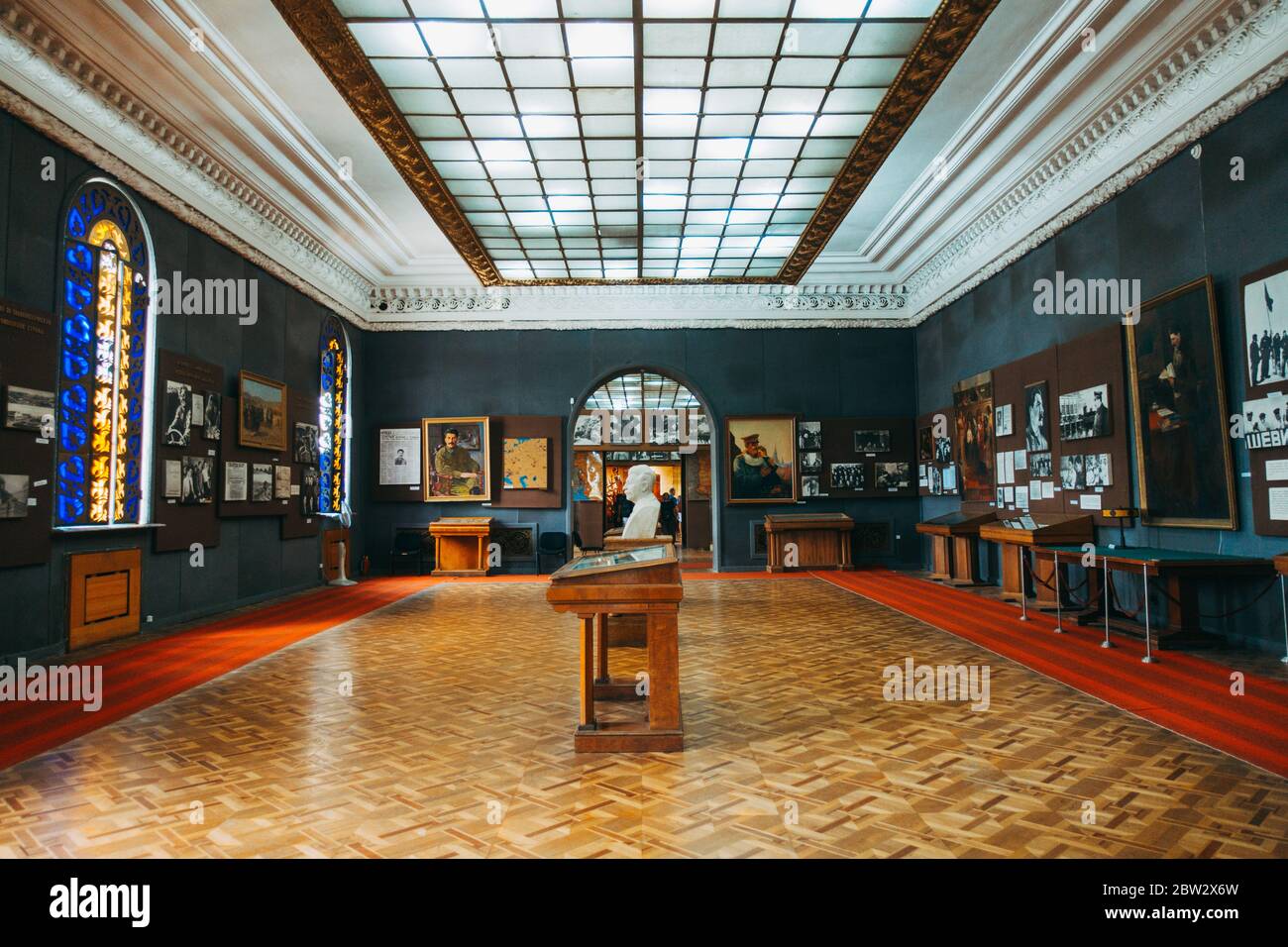 Ein Raum voller Artefakte, darunter eine Büste und Gemälde, die mit Joseph Stalin in Verbindung stehen, im Stalin-Museum in seiner Heimatstadt Gori, Georgien Stockfoto