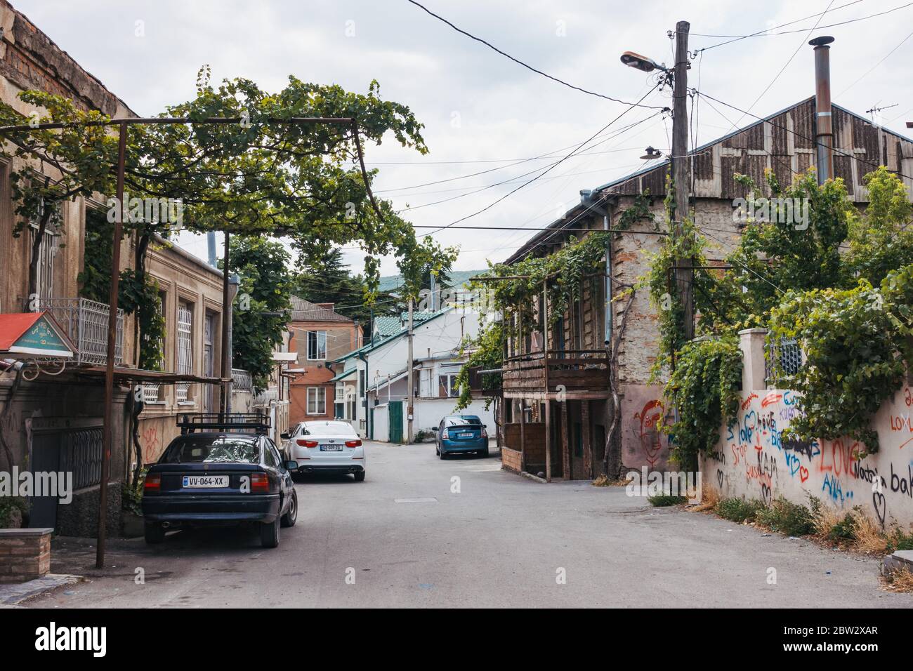 Ein Haus und Weinreben in ruhigen Vorstadtstraße in der Stadt Gori, Georgien Stockfoto