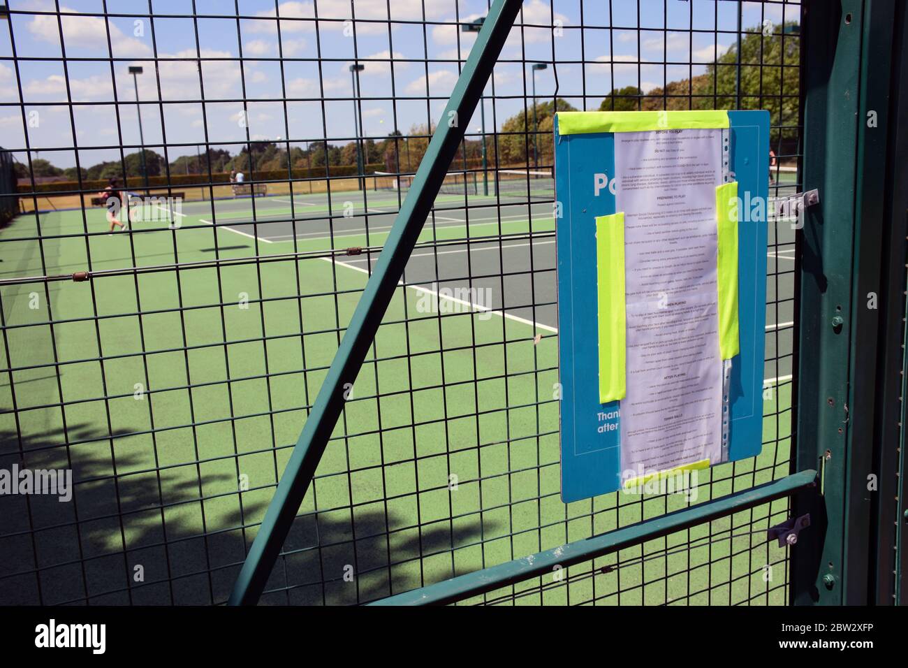 Mit der Lockdown des Coronavirus öffnen sich die Tennisplätze wieder, aber mit strengen sozialen Abgrenzung Regeln, Eaton Park, Norwich UK Mai 2020 Stockfoto